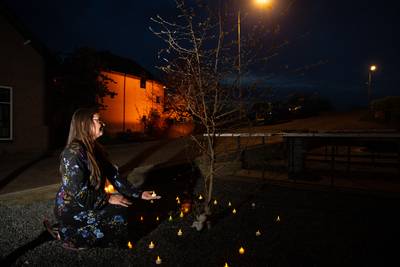 Boven-Leeuwen brandt kaarsen voor coronaslachtoffers
