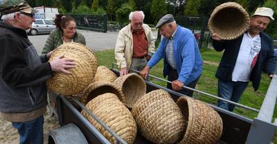Kastjes en korven kijken op de bijenmarkt van Veenendaal