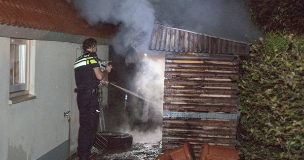 Brandweer blust brandje bij woning in Lathum - De Gelderlander