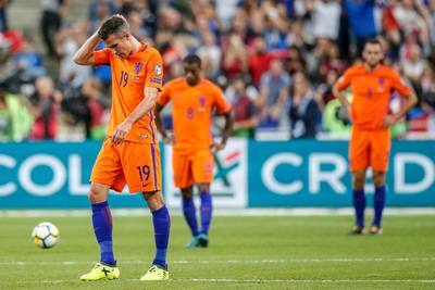 Van Persie heeft last van knie en twijfelt over Bulgarije