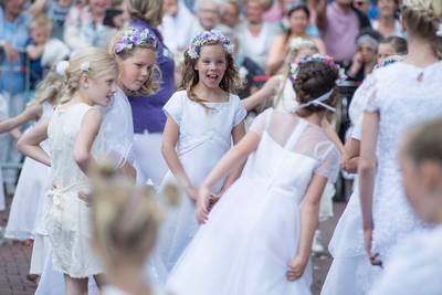 Twents dorp koestert traditie van Pinksterbruidjes