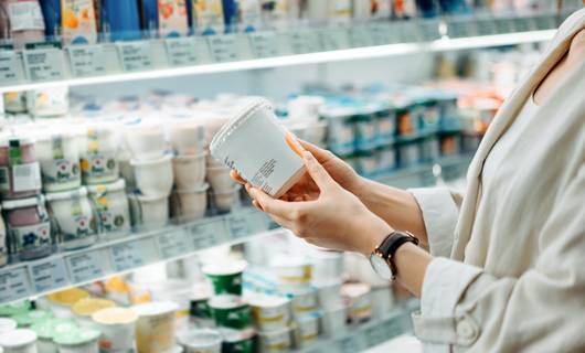 Dit is waarom je moet opletten met plastic deksels van zuivelproducten