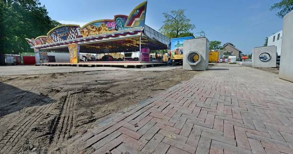 Dorpsfeest barst los: tijdelijke bestrating voor centrumplein Weerselo