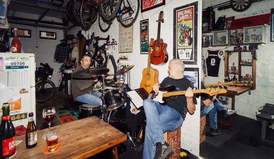 Ze praatten elkaar een drumstel en een racefiets aan: het begin van een opvallend geslaagde midlifecrisis in Brussel