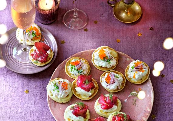 Feesthapjes voor bij de kerstborrel: blini’s met garnalencrème