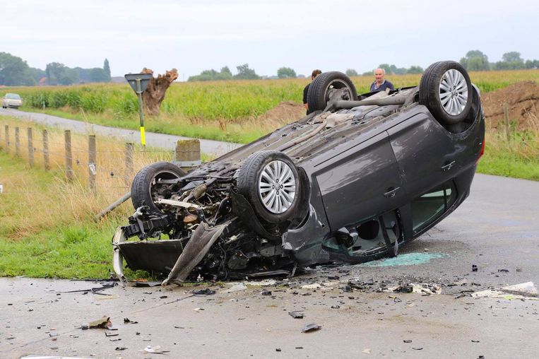 Wagen Over De Kop Na Botsing Met Tractor Inzittenden Gewond Houthulst In De Buurt Hln
