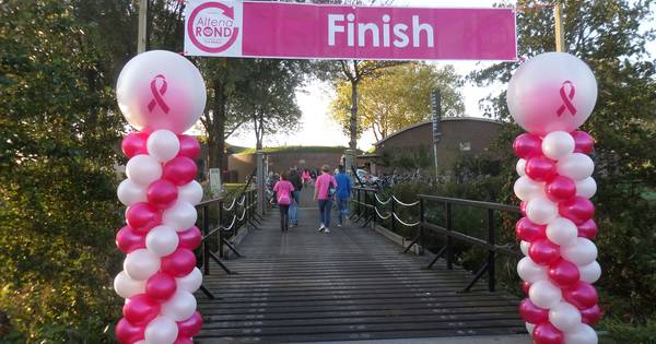 Werkendam wandelt rond Fort Altena en zamelt geld in voor Pink Ribbon