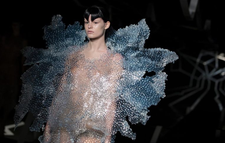 Een model bij de show van Iris van Herpen in Parijs. Beeld epa