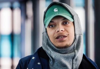 Ronnie Flex laat zich opnemen om van wietverslaving af te komen