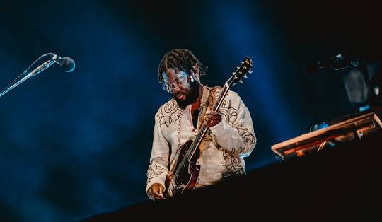 Zanger Michael Kiwanuka getroffen door hersenbloeding: ‘Er ligt een lange, zware weg voor me’