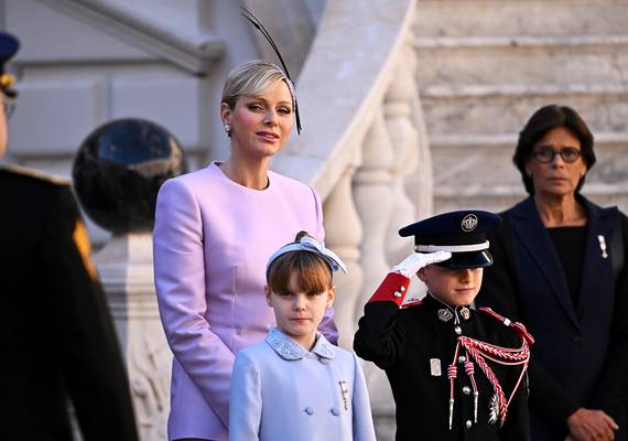 Prinses Charlene van Monaco en haar dochter vieren de nationale dag in zoete pastels 