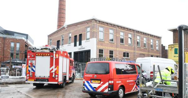 Brandweer heeft moeite met blussen van brandje in parkeergarage Defensie-eiland Woerden.