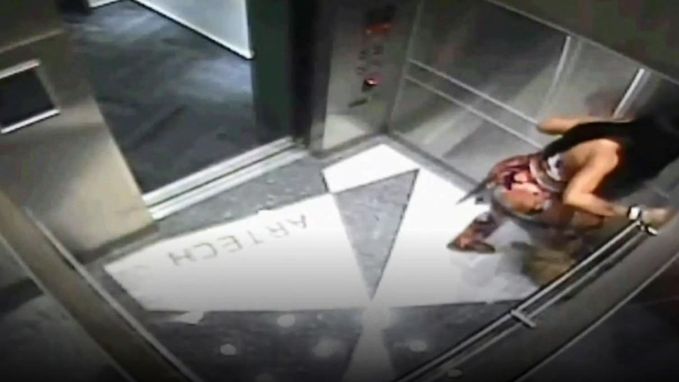 Camera betrapt vrouw die hondje in elkaar schopt in lift
