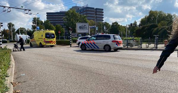 Man gewond door aanrijding bij Arnhems winkelcentrum Kronenburg.