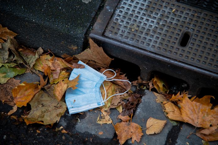 Overal zie je ze liggen. Op straat, in vuilnisbakken, op bankjes in het park, hangend aan een hek: afgedankte mondkapjes.