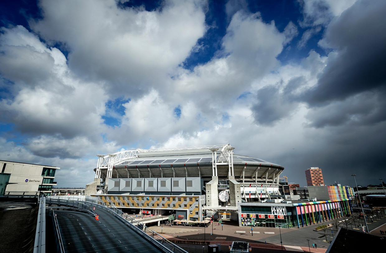 Bij de Johan Cruijff Arena doet telecomprovider KPN testen met een bepaalde 5G-techniek. 