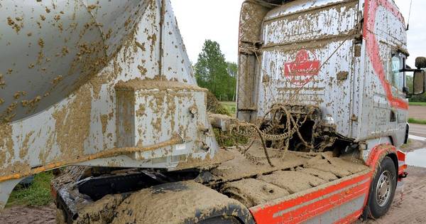 Aardappelpulp spuit meters de lucht in vanuit vrachtwagen in Heukelom, weg bezaaid met drab - Braban