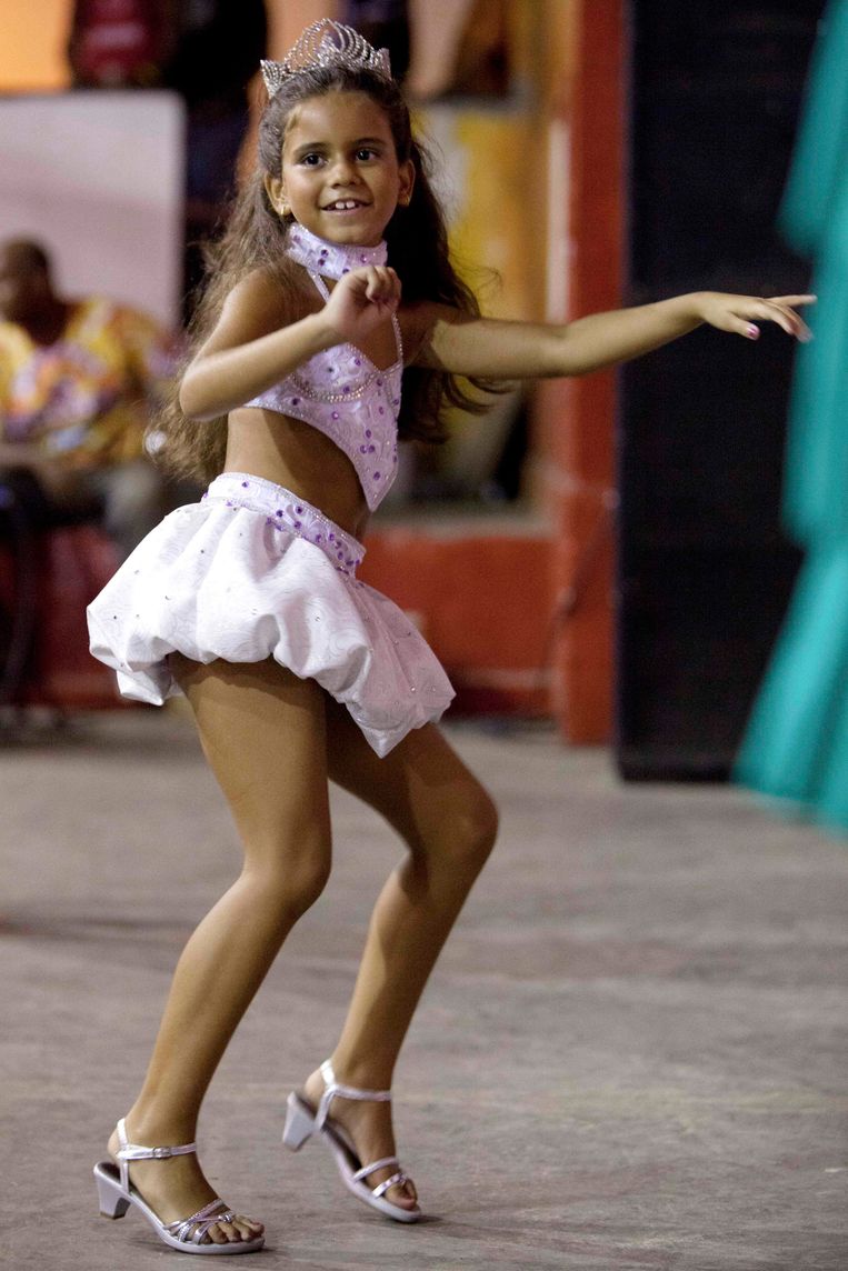 Zevenjarige Danskoningin Tijdens Carnaval In Rio Buit