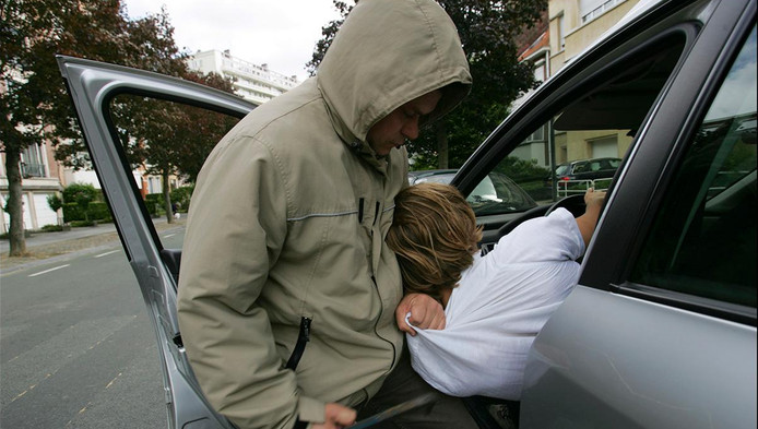 Une jeune conductrice victime d'un car-jacking à Tubize | Belgique ...