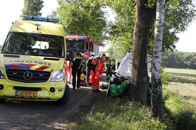 Testrit met rally-auto eindigt in botsing met boom in Wilbertoord