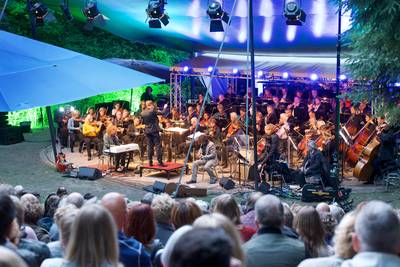 Bijzondere combi: baardige rocker van Di-Rect samen met Het Gelders orkest