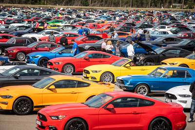 Wereldrecord bij onze grens! 1.326 Ford Mustangs vormen langste parade ooit