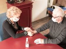 Marjan masseert handen van ouderen: ‘Wanneer worden mensen nog liefdevol aangeraakt?’