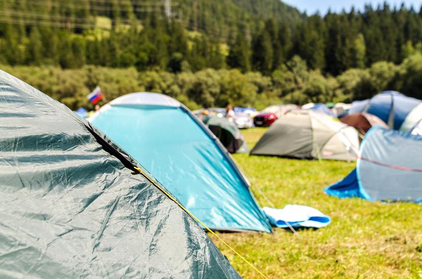 Tenten op een festival camping