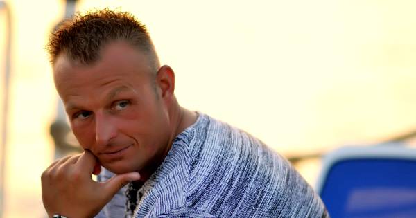 200 kilo lichter, nieuw haar, nieuwe tanden: volkszanger Paultje Poets komt terug