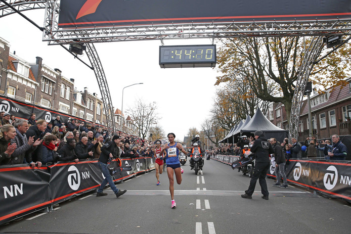 Gidey verpulvert wereldrecord 15 km bij Zevenheuvelenloop ...