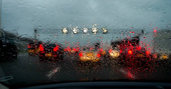 Oppassen voor gladde wegen: 'Opgehoopt vuil vermengt met regen levert een slijmerige laag op' - BD.n