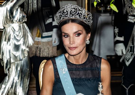 Spaanse koningin Letizia brengt onverwacht eerbetoon aan haar schoonmoeder met opvallende jurk