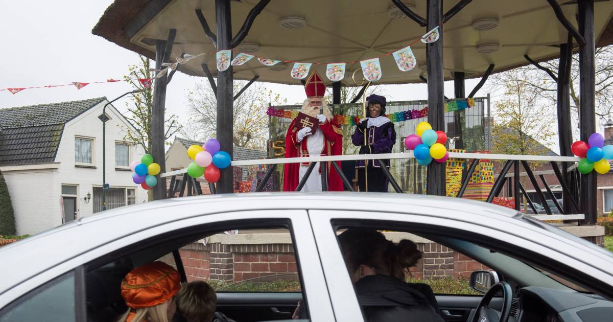 Van 'n afstandje naar Sint en Piet kijken... Het is minder eng en lekkers  krijg je toch wel | Kempen | ed.nl