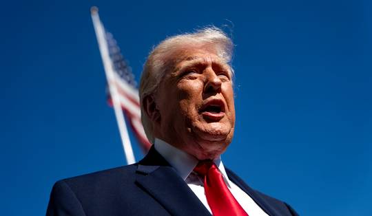 Nu MAGA-influencers zich steeds luider tegen hem keren: wankelt de stoel van Donald Trump?