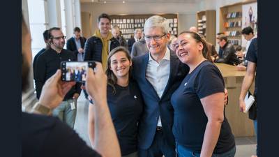 Haagse Apple-klanten zien ineens Tim Cook de winkel binnenlopen
