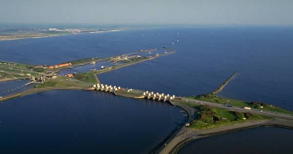 Voorjaarsnota: 40 miljoen naar verbreding sluizencomplex in Afsluitdijk | Politiek - AD.nl