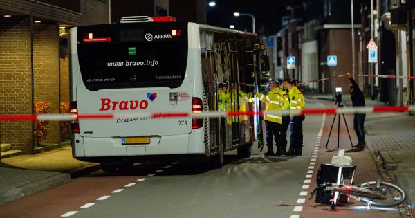 Fietser aangereden door lijnbus in Bisschop Zwijsenstraat in Tilburg.
