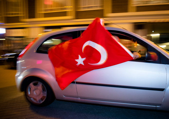 Turken die naar Nederland komen worden alsnog verplicht om in te burgeren.
