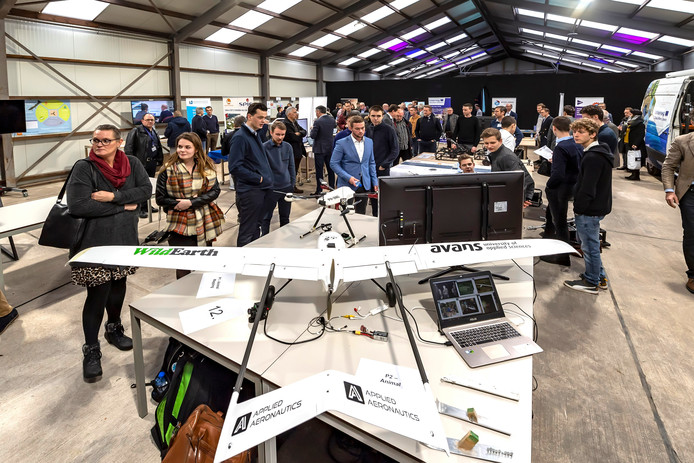 Drones voor het spotten van wild in Zuid-Afrika. Studenten van de minor Aerospace Engineering & Maintenance van Avans kregen de opdracht om drones te ontwerpen voor verschillende opdrachtgevers. De presentatie was op vliegbasis Woensdrecht.