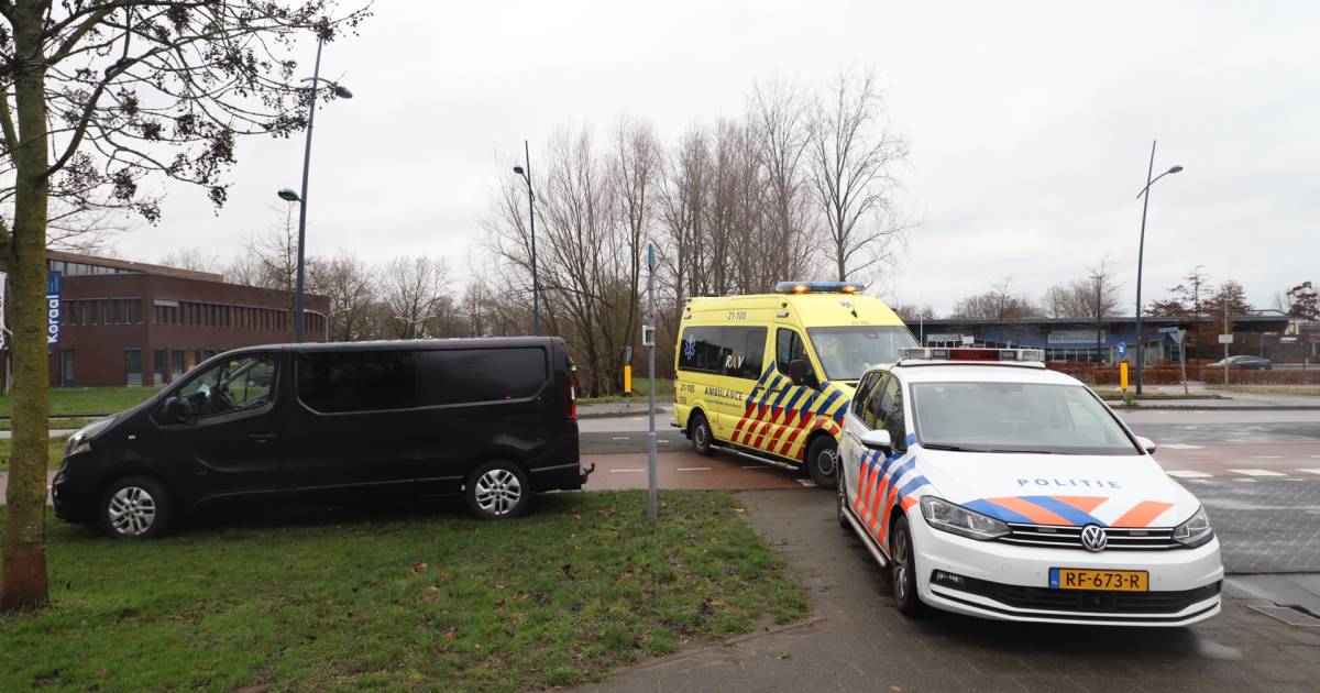 Bestelbus heeft ook hulp nodig na botsing met scooter in Boxtel: ambulancebroeders duwen hem uit modder.