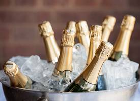 Met dit trucje is een fles bubbels binnen 10 minuten op temperatuur