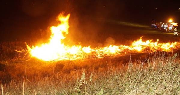 Stapel snoeihout in brand in Hedikhuizen.