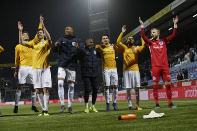 De Graafschap-spelers krijgen voor het eerst bier in de bus na eerste uitzege