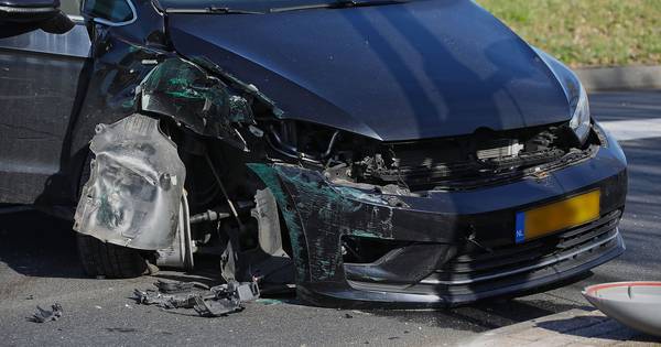 Auto ramt lantaarnpaal in Maren-Kessel: oudere man en vrouw gewond - BD.nl