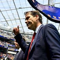 Belaagd. Beschimpt. Uitgelachen. Gedwongen tot ontslag, bij voorkeur live op tv. Er komt een tijd waarin niemand nog bondscoach wil zijn