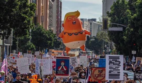 Miljoenen mensen op straat voor No Kings-protesten in VS • J.D. Vance favoriet bij conservatieven om Trump op te volgen