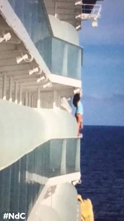 Vrouw maakt levensgevaarlijke selfie tijdens cruise en is nooit meer welkom