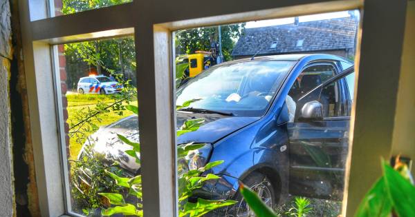 Automobilist botst tegen woning in Hoogeloon na ongeval met andere auto - Eindhovens Dagblad