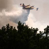 Nieuwe brandhaarden in Gironde: situatie blijft ‘zeer onvoorspelbaar’ • 38-jarige brandweerman overleden in Zuid-Frankrijk