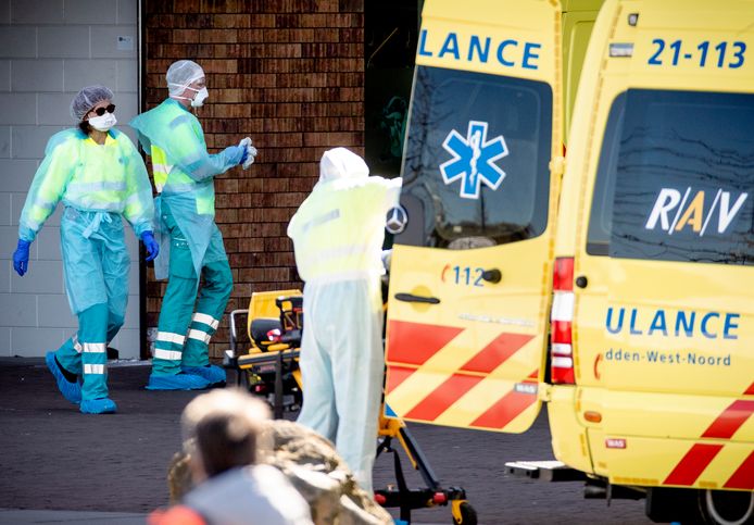 Een ambulance wordt gereinigd na het vervoeren van een patient naar het ziekenhuis.